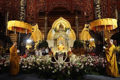 Hình ảnh cung rước Xá Lợi Phật từ chùa Tam Chúc tới chùa Bái Đính